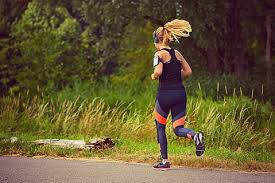 Mujer corriendo por un camino entre medio de la naturaleza. Como tratar la ansiedad, como tratar la depresión, alimentación sana, relación del nervio vago con la ansiedad, como cuidar el nervio vago, técnicas de relajación.