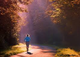 Mujer corriendo por una carretera a través de la naturaleza. como tratar la ansiedad, como tratar la depresión,tratar el estrés, alimentación sana, relación del nervio vago con la ansiedad, como cuidar el nervio vago, técnicas de relajación